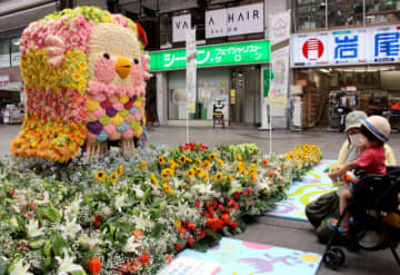 花畑に立つアマビエ 大分市のガレリア竹町にオブジェ 気持ちを明るく 大分県 M3news Nagasaki