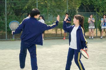 佐藤大樹＆橋本環奈、テニスでダブルス!? 抜群の運動神経で爽やかハイタッチ