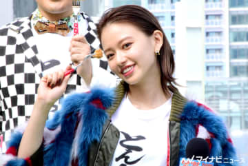 山本舞香、膝上ミニ＋絶対領域の圧倒的美脚! 一口でとんかつをパクリ