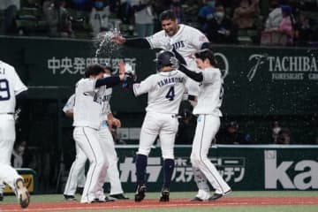 西武が高橋朋引退発表の日に奇跡のサヨナラ勝ち　辻監督「昨年もミラクル起きた」