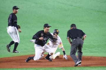 鷹・周東「めちゃくちゃ焦った」　牽制に誘い出されても驚異の11試合連続盗塁