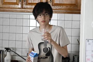 道枝駿佑、寝癖のついた貴重な姿!? 寝起きシーンの場面写真公開