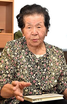「私たちも沖縄戦を語り継ぐ」「尊敬する大先輩」　映画「GAMA」モデル・安里要江さん死去