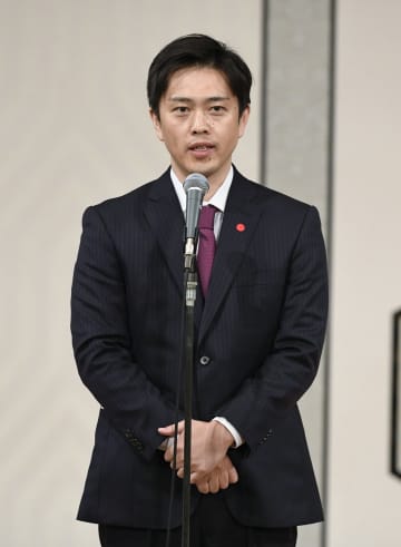 大阪維新の会の新代表に選出され、あいさつする吉村洋文大阪府知事=21日午後、大阪市