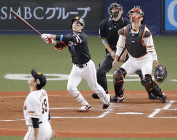 2回ソフトバンク無死一塁、栗原が右越えに先制2ランを放つ。投手菅野、捕手大城=京セラドーム