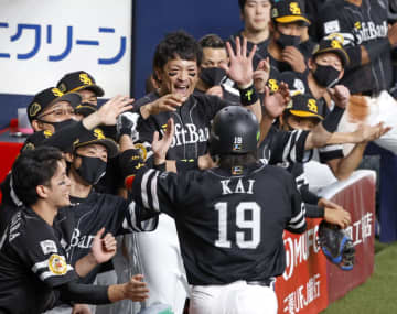 2回、本塁打を放った甲斐を迎えるソフトバンクナイン=京セラドーム