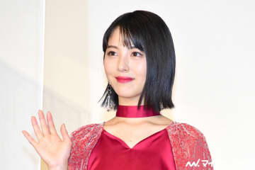 浜辺美波、「炭治郎にも負けない」評価? 実写『約ネバ』は「国内とは思えない」