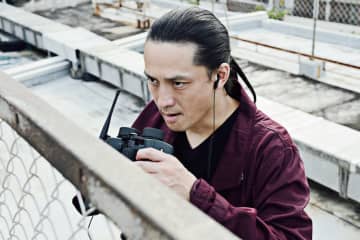 安藤政信、木村文乃から銃を向けられ一触即発…長髪で危険な殺し屋役