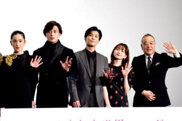 岩田剛典、新田真剣佑は“人懐っこい弟” 2人「せーの」でサプライズ実施