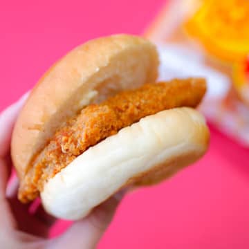 最強のオリジナルバーガー誕生！“ファミチキ専用バンズ”をアレンジしてみた