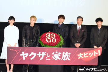 綾野剛、もらったスーツが似合いすぎ舘ひろしが「返して」 サプライズで誕生日祝いも