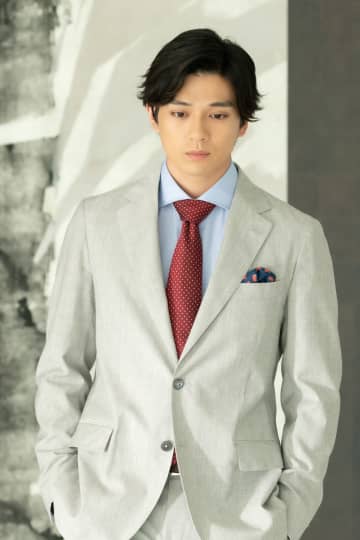 新田真剣佑、ワイルドな青年から鋭い視線の社長へ…演じた10年間の変化が写真に