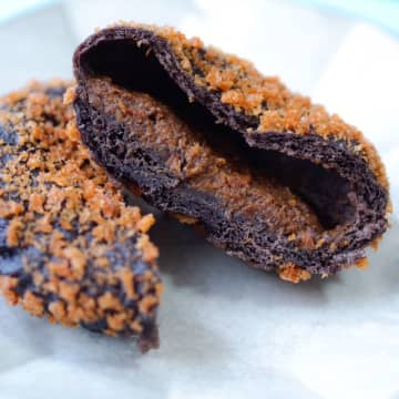 売り切れ続出中！ GODIVA×ローソンの「チョコカレーパン」を実食してみた