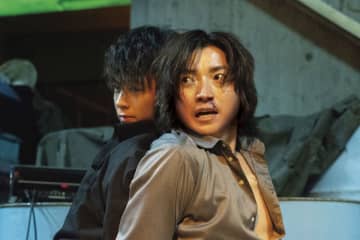 藤原竜也、竹内涼真にマウンティング!? 『太陽は動かない』先輩後輩の初対面場面