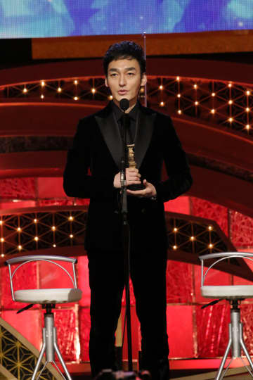 草なぎ剛・二宮和也らがブルガリの時計、渡辺謙はPRADA…日アカ男性陣着用ブランド