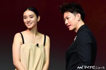 佐藤健、武井咲・有村架純の頭の後ろでピース 『るろ剣』豪華キャストの仲良しショット集