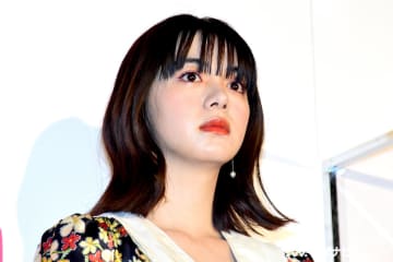 池田エライザ、膝上ミニで圧巻の美脚! 大泉洋の長いコメントに不満も…「病的に帰りたくて」