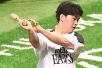 「目がやばい」「打つ気しかしない」　鷹の代打打率10割男の“眼力”にファン注目