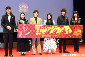 浜辺美波、風船銃に耳を塞ぎ「ビビりすぎ」撮影ではじけて監督もタジタジに