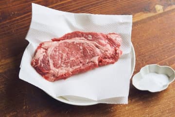 ひと工夫で肉感と旨味アップ!リーズナブルなステーキ肉がプロの味に【肉loverの感覚レシピ】