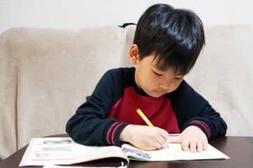 コロナ禍で子どもの自宅学習増えたけど　意識調査でわかったストレスと悩み