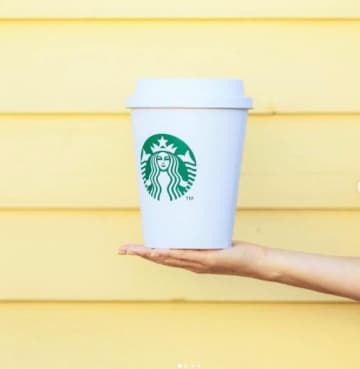 スタバの「巨大カップ」インパクト凄い！中身はコーヒーじゃなくて...