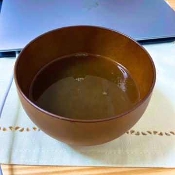 関西では一般的だけど、知ってる？　とろろ昆布に醤油をかけてお湯を注ぐだけのお汁が話題に