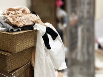 部屋が汚い！片付けられない人々「"まだ着れるかも"と思うと捨てられず」「ドラえもんのスモールライトで縮小して保管したい」