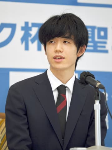 藤井棋聖、開幕局で抱負　「気持ちが高まってきた」