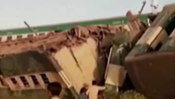 ニュース画像：「パキスタンで列車の衝突事故、少なくとも30人死亡」