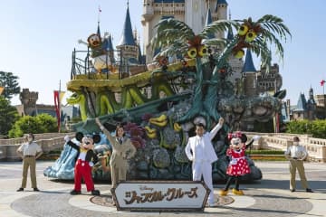 ディズニー史上初! TDLで声優発表セレモニー　木村佳乃＆ジャンポケ斉藤が登場