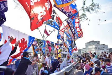 新造祝う喜びの輪　漁船25年ぶり進水式　千葉・勝浦漁港
