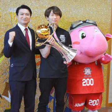 トロフィー手にV報告　千葉ジェッツ・西村選手ら　船橋市役所を訪問