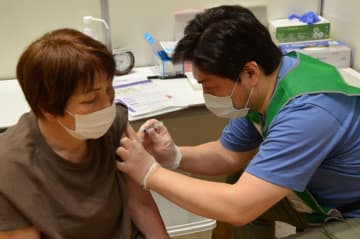千葉県、新型コロナワクチン集団接種スタート　蘇我会場に568人　「やっと1回目」安堵　松戸に新たな会場も