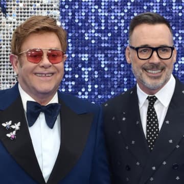 エルトン・ジョン、「プライド」イベントで夫と共同司会へ 
