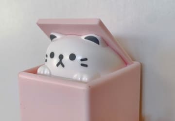 ネコが「ぴょん」と飛び出す！ダイソーで話題の激カワ「フック」