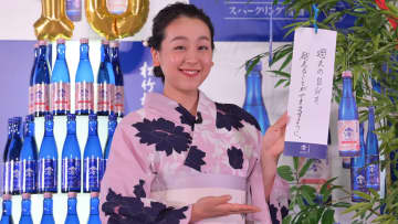 浅田真央が浴衣姿で短冊に願いを込める「過去の自分を…」