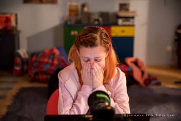 ショッキングな映画「ＳＮＳ―少女たちの１０日間―」は何を訴える？　「１２歳」を演じた女優に起き...