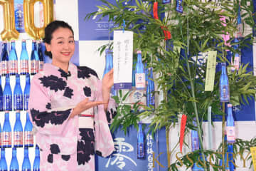 浅田真央さんが浴衣姿で短冊に願いを。「過去の自分を超えることができますように」