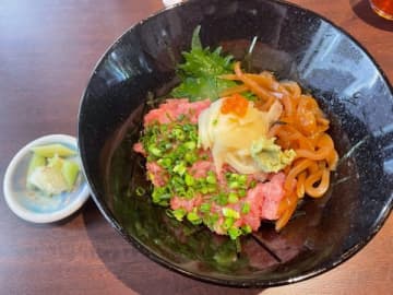 柏の葉かけだし横丁で海鮮丼ランチ／手巻きあて巻きまる酒