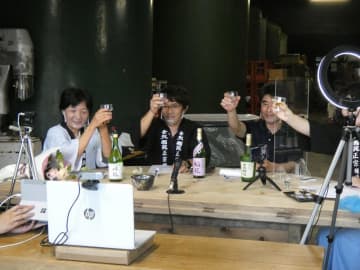 画面越しに乾杯、交流　94年仕込み古酒蔵出し　一宮・稲花酒造でオンラインツアー