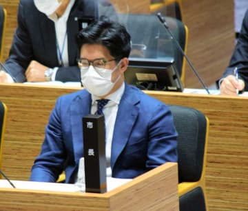 ＜ガラス張りシャワー室問題＞市川市議会、撤去求める決議再び可決　市長給与削減の条例案は否決
