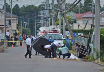 「早く、早く」住宅街に悲痛な声　児童らの荷物散らばり…　住民悲痛「歩道なく危険」　八街・小学生の列にトラック