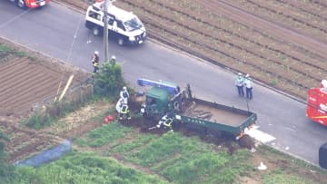 事故前に飲酒か トラック突っ込み小学生2人死亡　小学校は休校