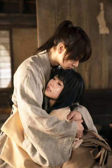 剣心(佐藤健)、涙を流す巴(有村架純)をぎゅっと抱きしめ…オフでは笑顔の2人も
