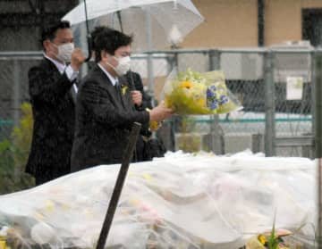 国家公安委員長、現場を訪れ献花　「実効性ある対策講じる」　八街児童5人死傷事故