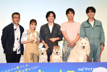 林遣都、舞台挨拶中に何度も顔を舐められ…!? 犬猫集合で中川大志「僕たちも見て」