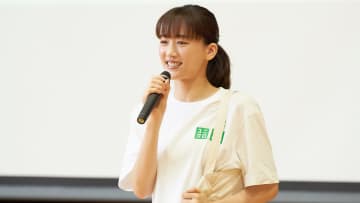 綾瀬はるかが小学校にサプライズ登場！子どもたちとSDGsを学ぶ