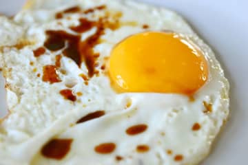 目玉焼きに醤油かけて食べる？　年代や地域で好みの差が顕著に