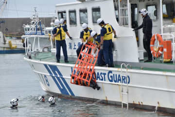 海中に転落し流された人を迅速救助　鴨川、海保と消防が初の合同訓練